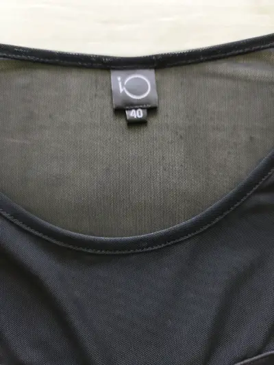 Vestido negro con detalles dorados - miniatura 3