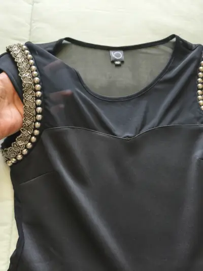 Vestido negro con detalles dorados - miniatura 4