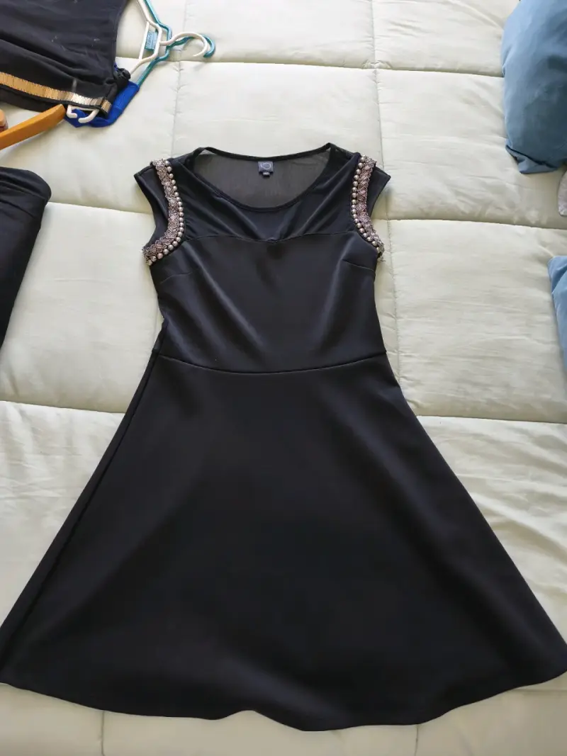 Vestido negro con detalles dorados - 5