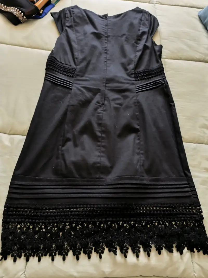 Vestido negro con detalles de encaje - 1
