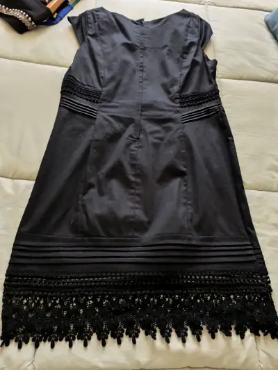 Vestido negro con detalles de encaje - miniatura 1
