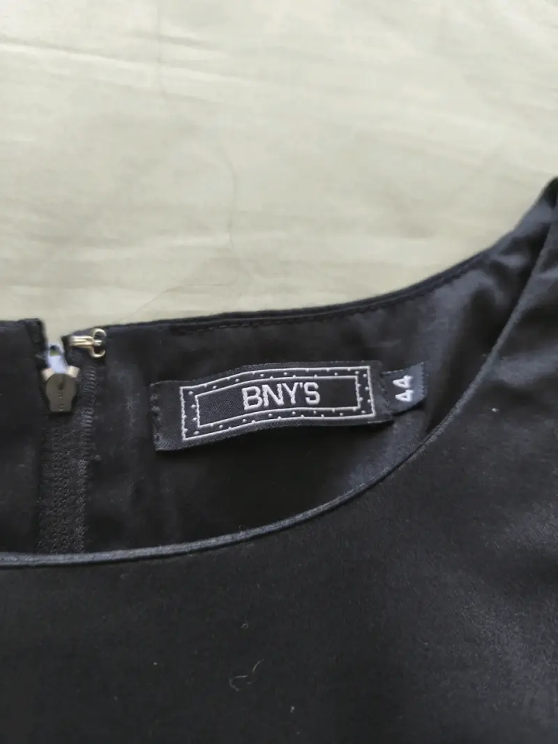 Vestido negro con detalles de encaje - 2