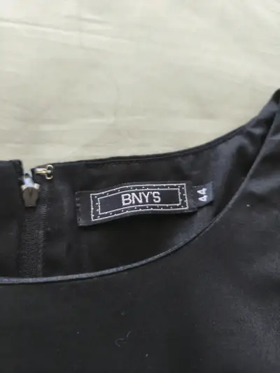 Vestido negro con detalles de encaje - miniatura 2