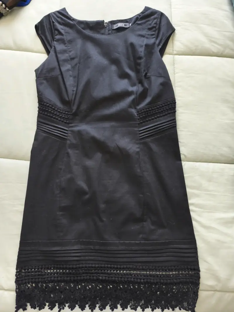 Vestido negro con detalles de encaje - 3