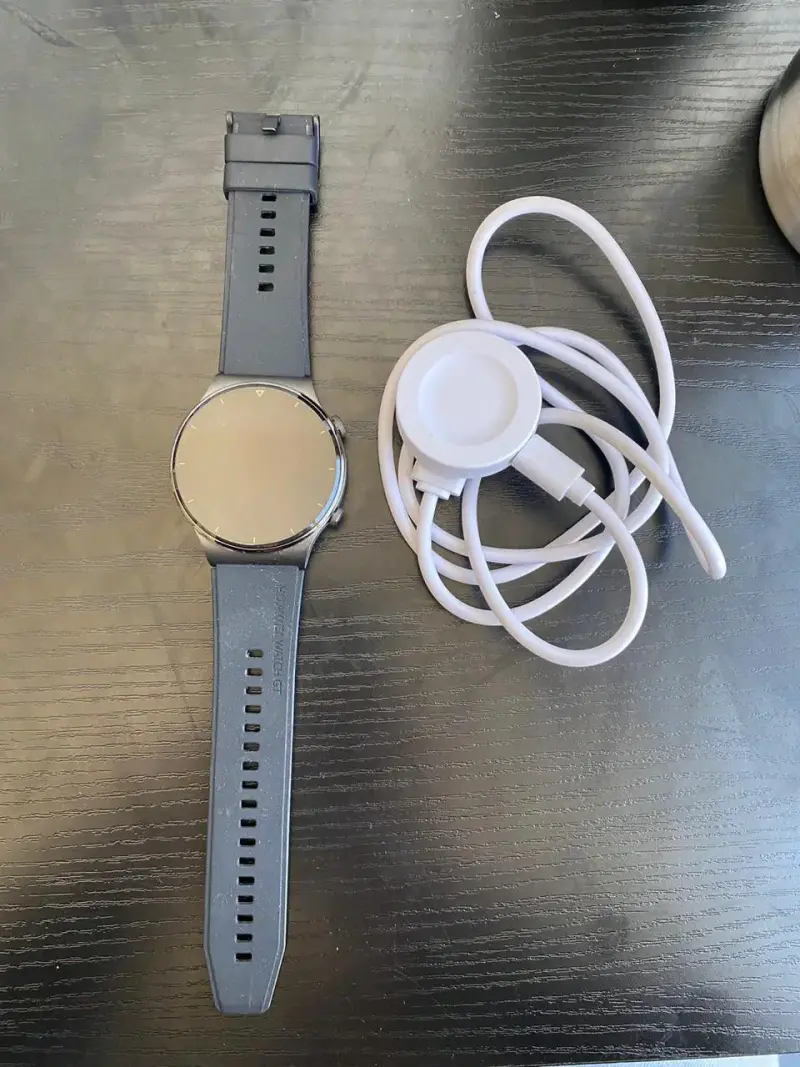 Smartwatch gris con cargador - 1