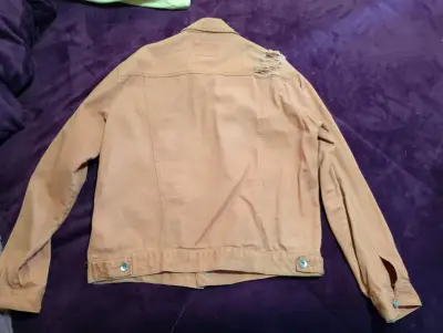 Chaqueta de mezclilla desgastada por diseño - miniatura 2