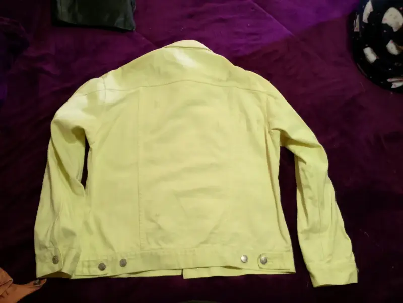 Chaqueta de mezclilla desgastada por diseño - 4