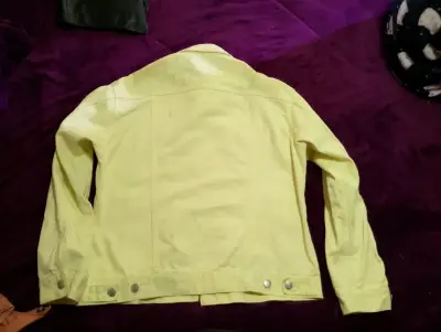 Chaqueta de mezclilla desgastada por diseño - miniatura 4
