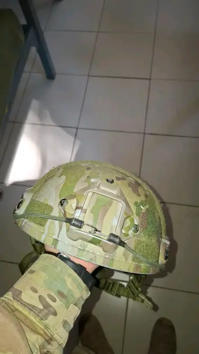 Casco táctico camuflado - miniatura 1