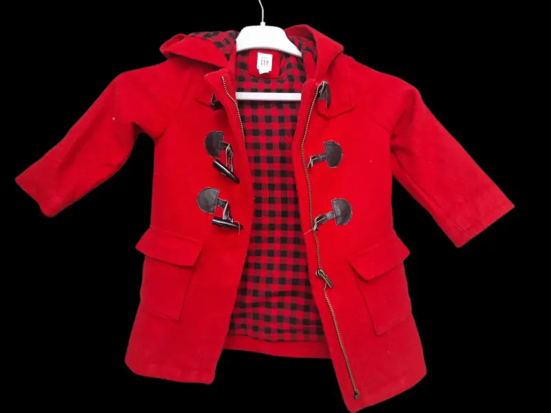 Abrigo rojo infantil con capucha
