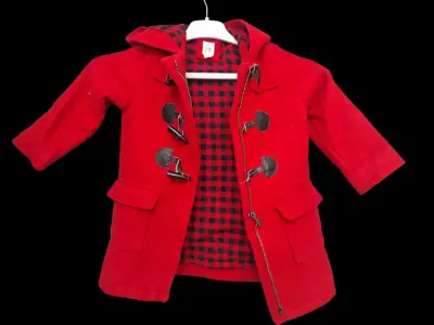 Abrigo rojo infantil con capucha - miniatura 1