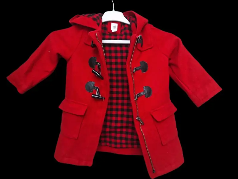 Abrigo rojo infantil con capucha - 2