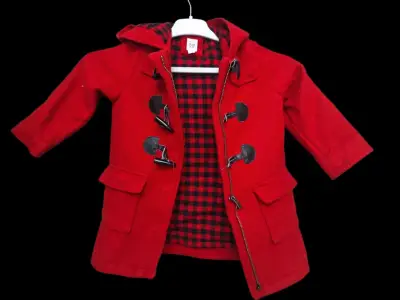 Abrigo rojo infantil con capucha - miniatura 2