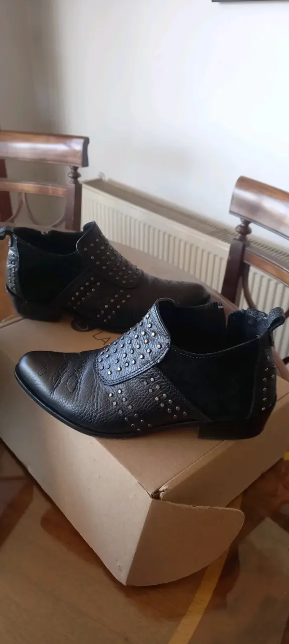 Botines negros con tachas - 1