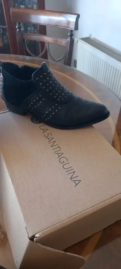Botines negros con tachas - miniatura 2