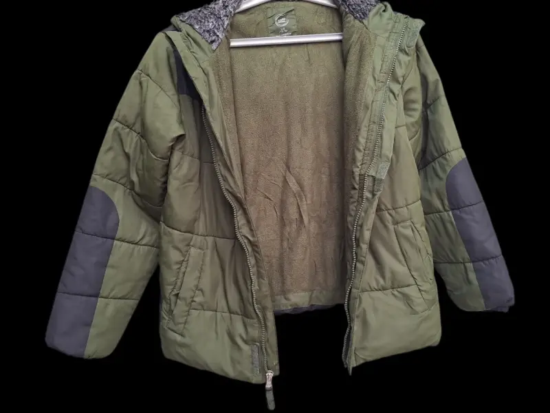 Chaqueta verde con capucha