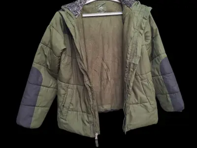 Chaqueta verde con capucha - miniatura 1