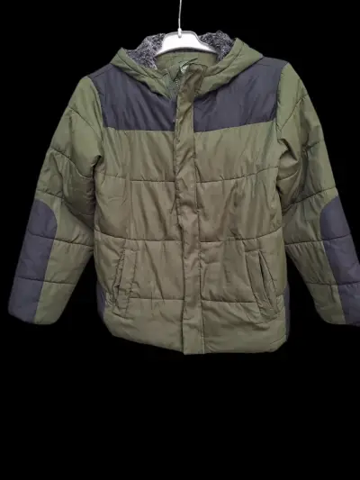 Chaqueta verde con capucha - miniatura 2