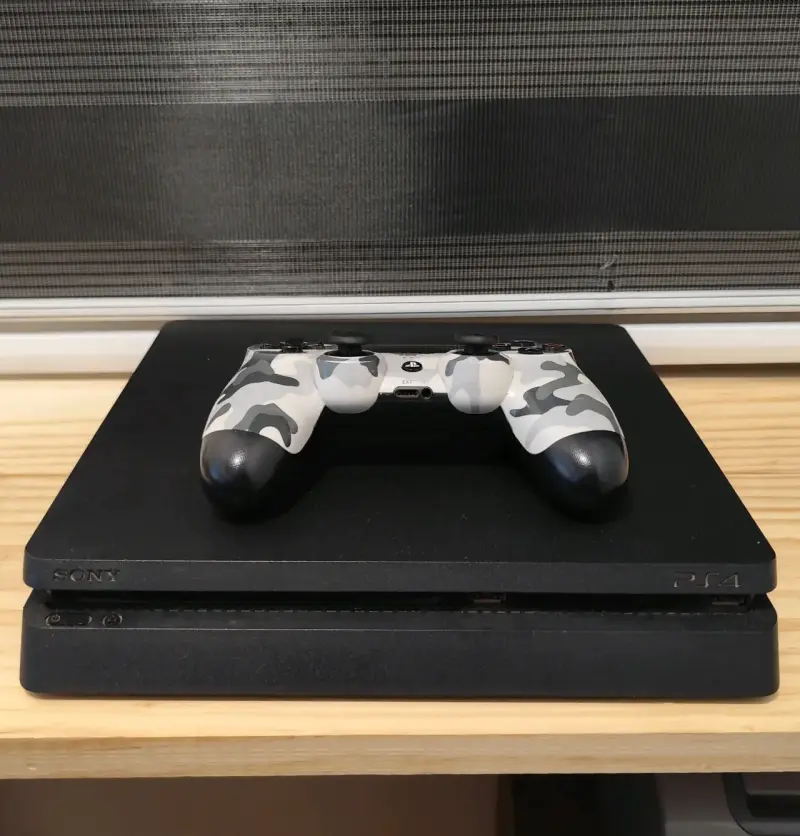 Consola PS4 con mando camuflaje - 1