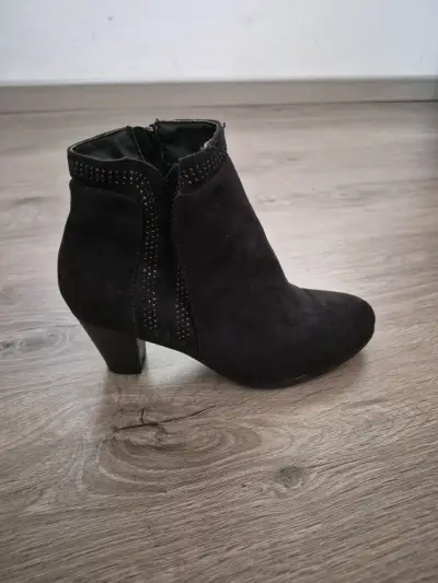 Botines negros con tacón - miniatura 1