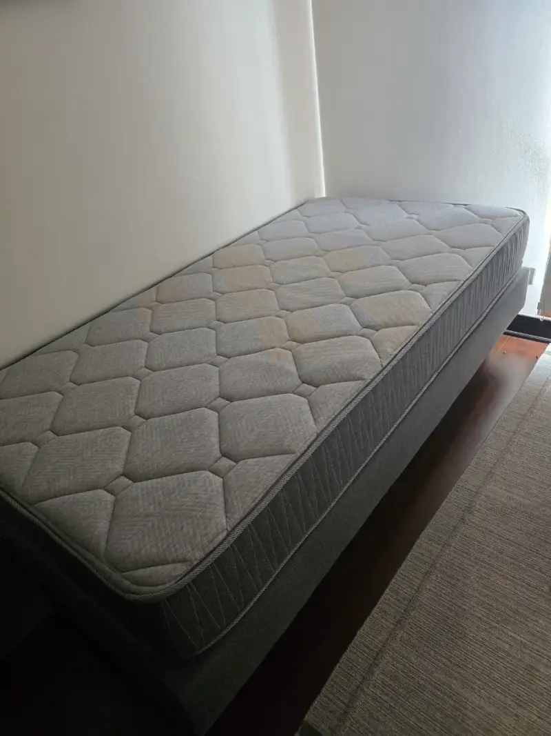 Cama con colchón 1.5 plaza - 1