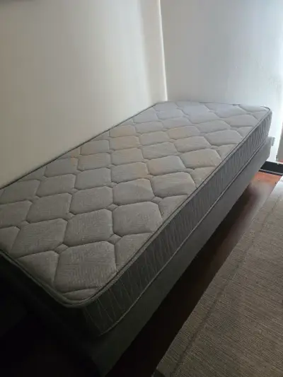 Cama con colchón 1.5 plaza - miniatura 1