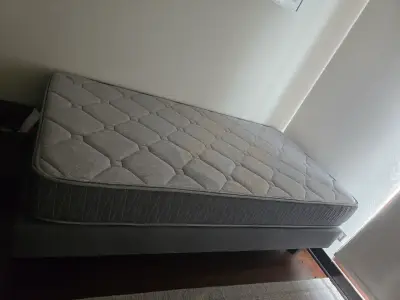 Cama con colchón 1.5 plaza - miniatura 3
