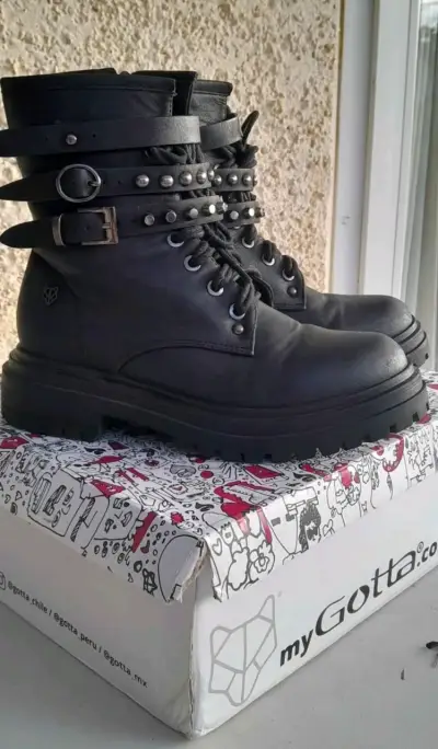 Botas negras con tachas y hebillas - miniatura 1
