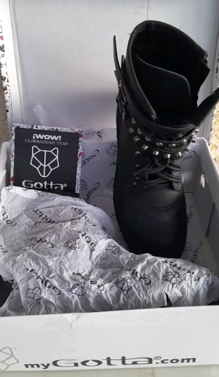 Botas negras con tachas y hebillas - 2