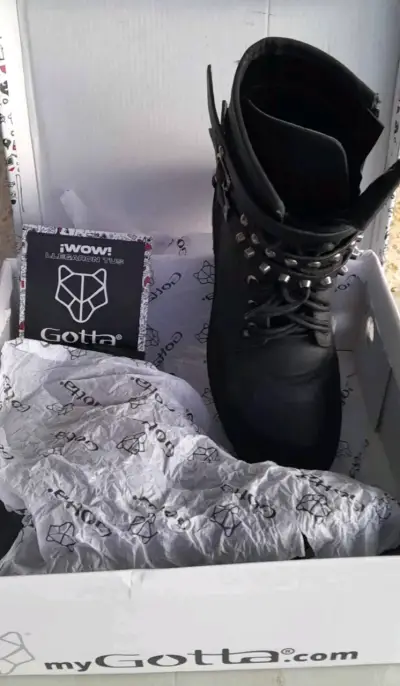 Botas negras con tachas y hebillas - miniatura 2
