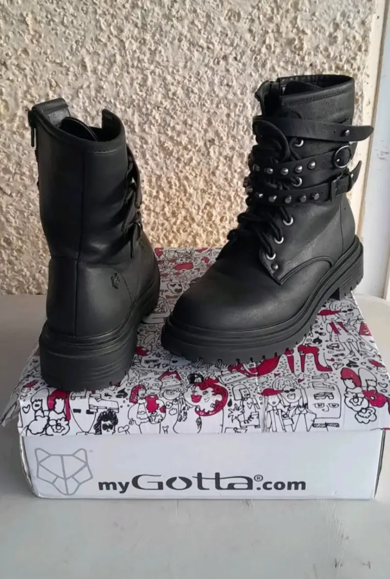 Botas negras con tachas y hebillas - 3