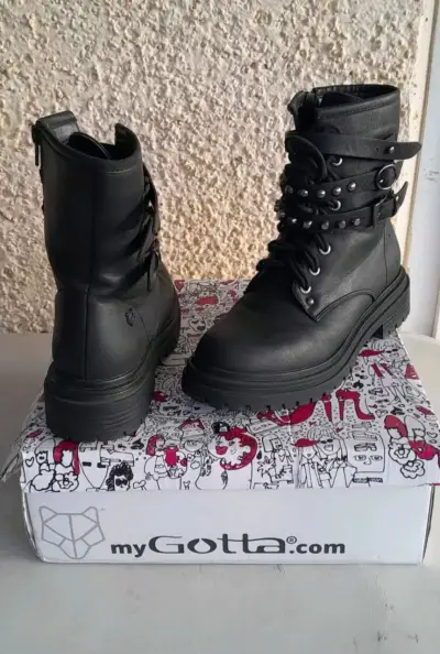 Botas negras con tachas y hebillas - miniatura 3