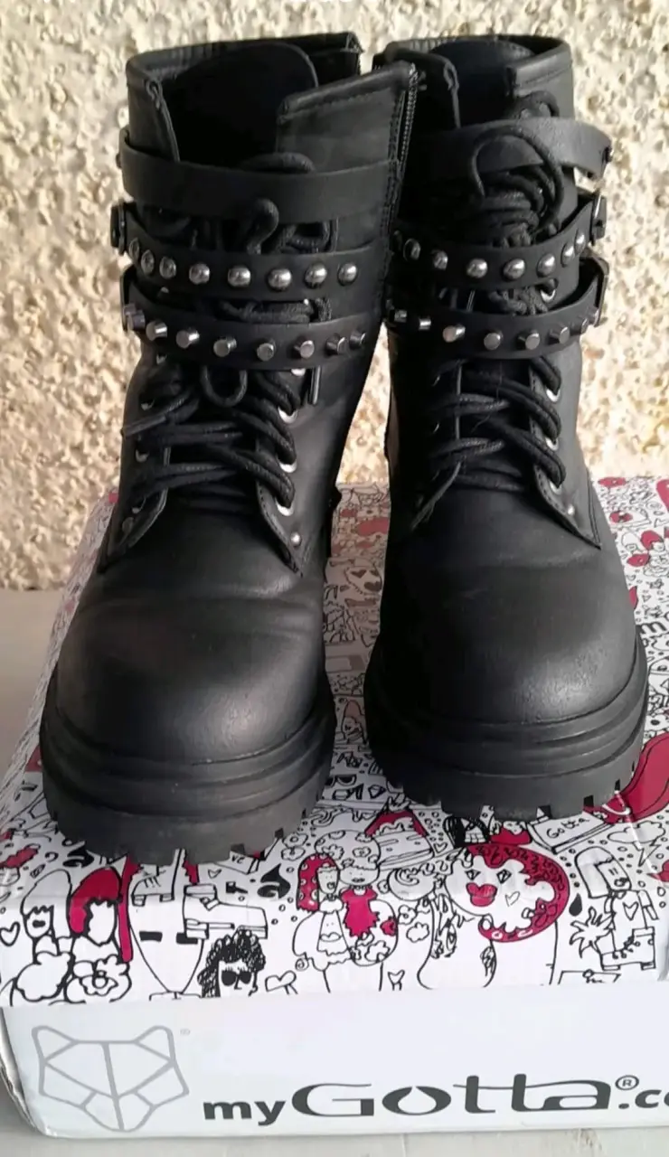 Botas negras con tachas y hebillas - 4