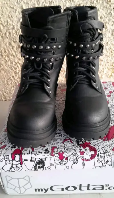 Botas negras con tachas y hebillas - miniatura 4