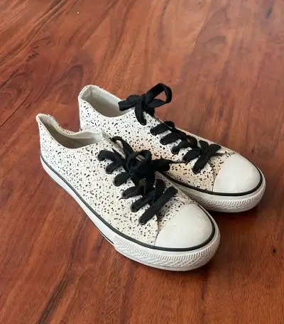 Zapatillas negras y blancas argentinas - miniatura 2