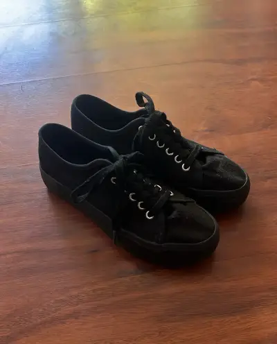 Zapatillas negras y blancas argentinas - miniatura 3