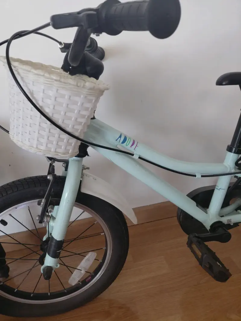 Bicicleta infantil turquesa con canasto - 2