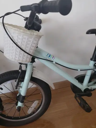 Bicicleta infantil turquesa con canasto - miniatura 2