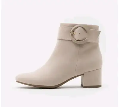 Botín beige con hebilla decorativa - miniatura 1