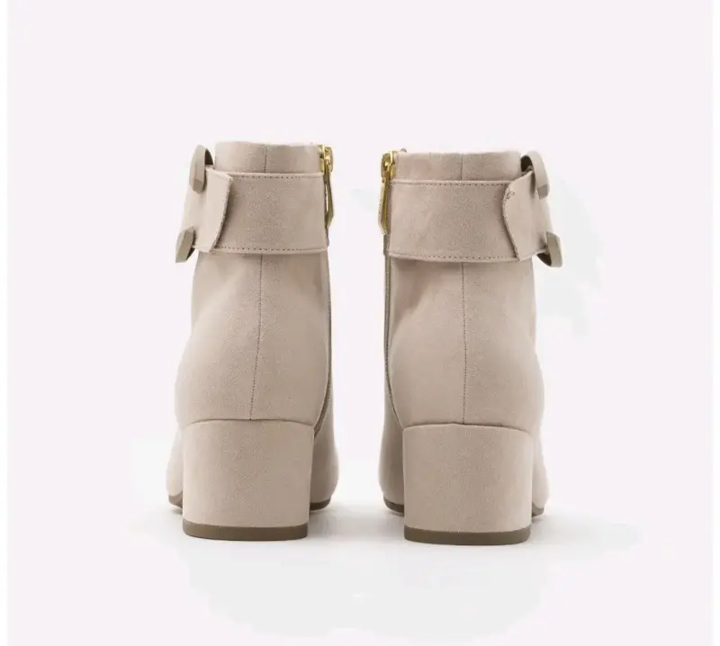 Botín beige con hebilla decorativa - 2