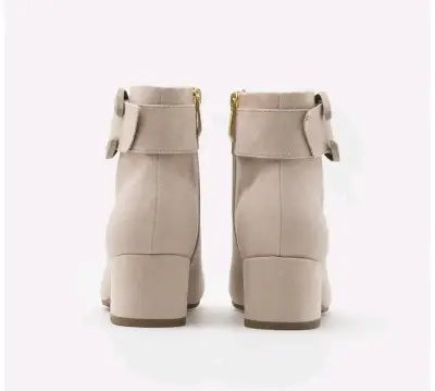 Botín beige con hebilla decorativa - miniatura 2