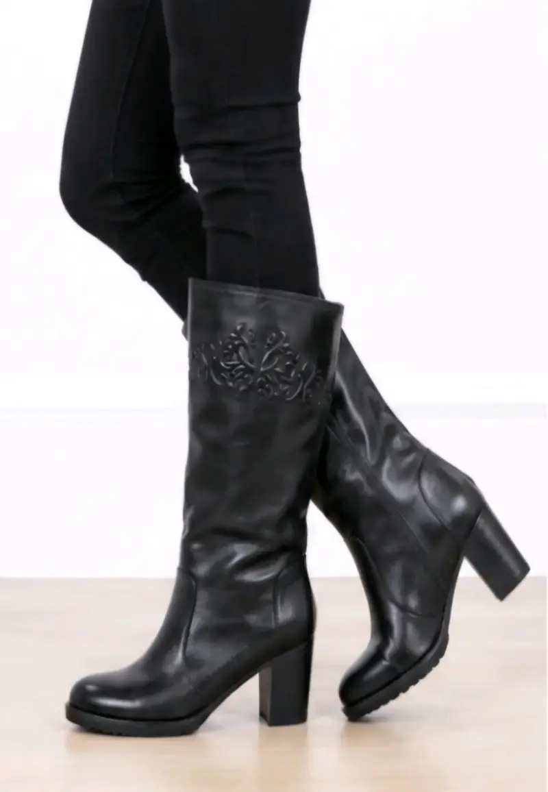 Botas negras con diseño floral - 2