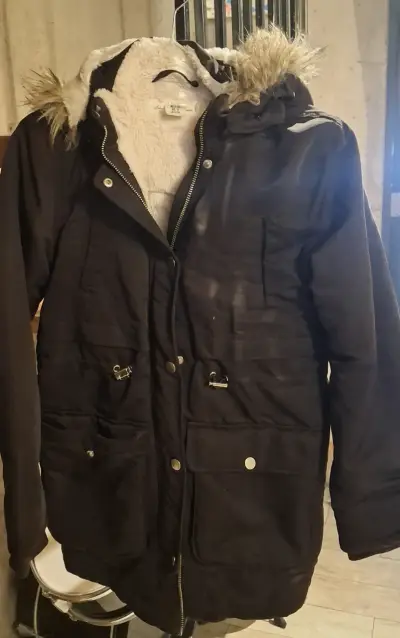 Parka negra con capucha. 12-14 - miniatura 1