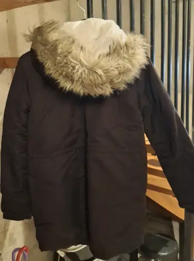 Parka negra con capucha. 12-14 - miniatura 2