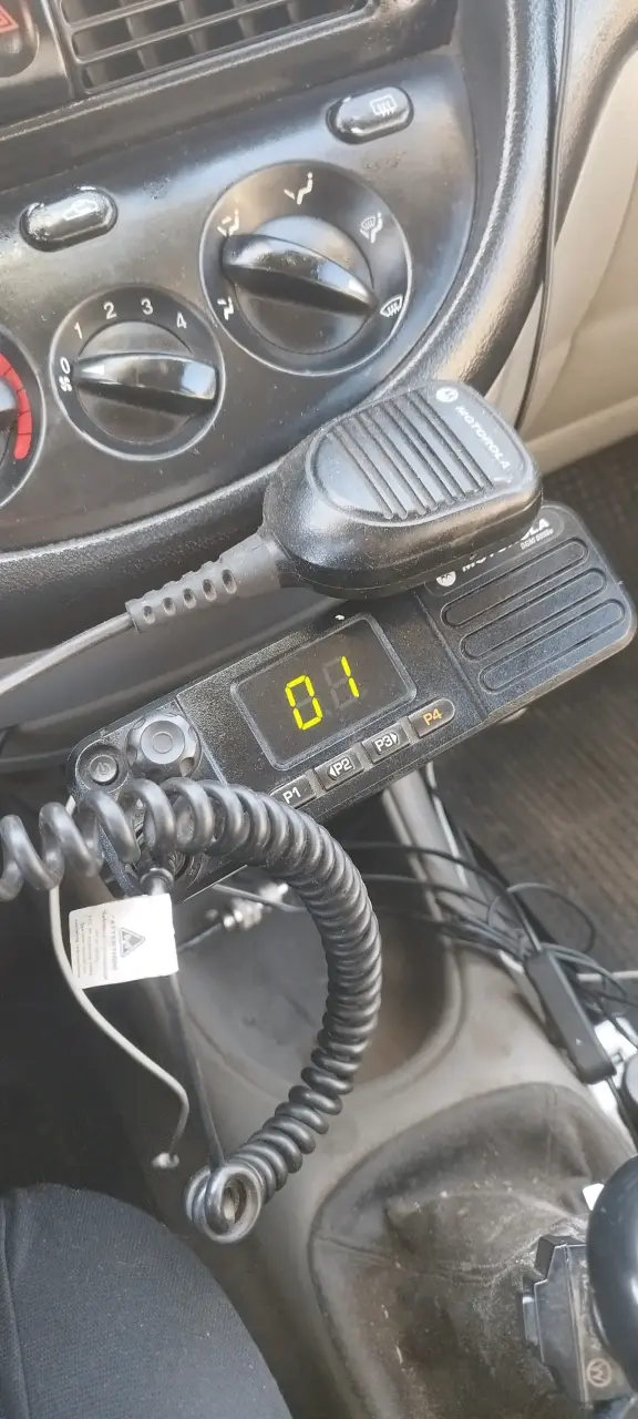 Radio transceptor Motorola con micrófono - 1