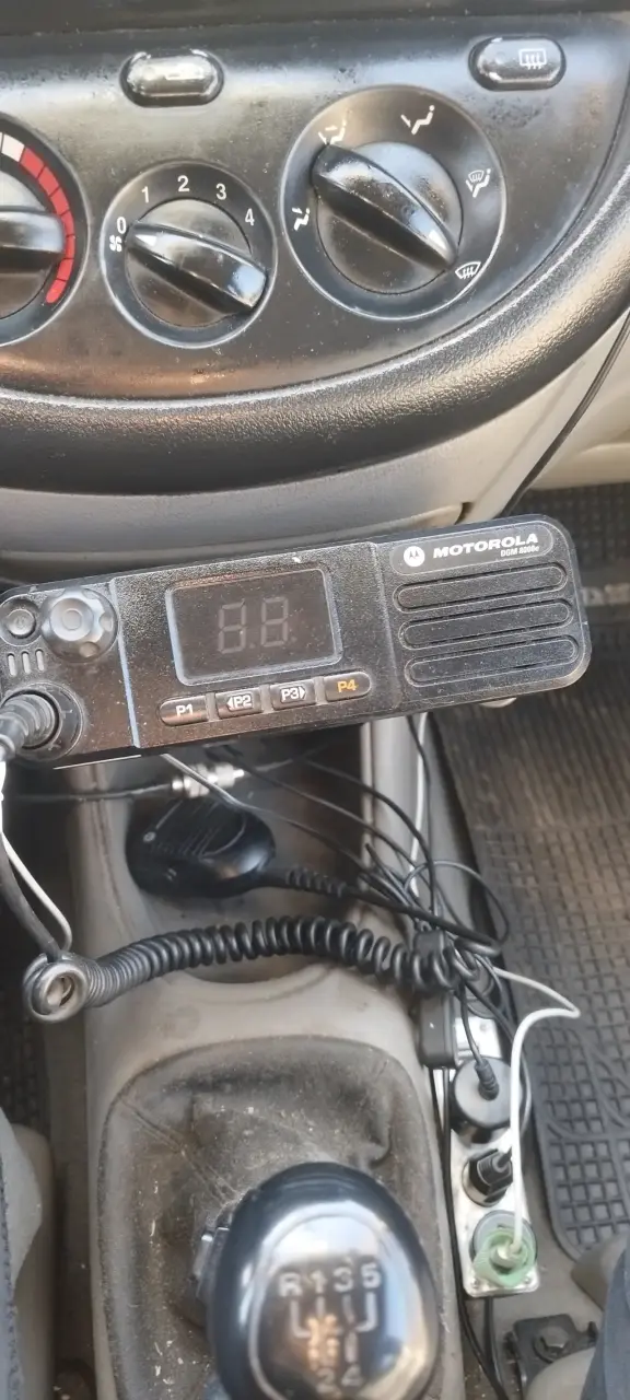 Radio transceptor Motorola con micrófono - 4