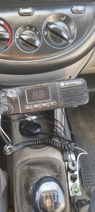 Radio transceptor Motorola con micrófono - miniatura 4