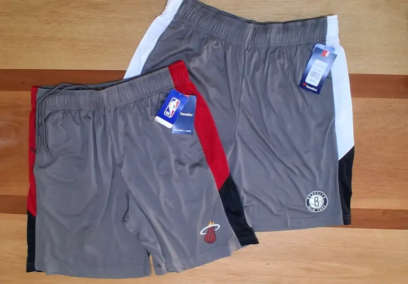 Shorts NBA grises con logos - 1