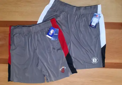 Shorts NBA grises con logos - miniatura 1