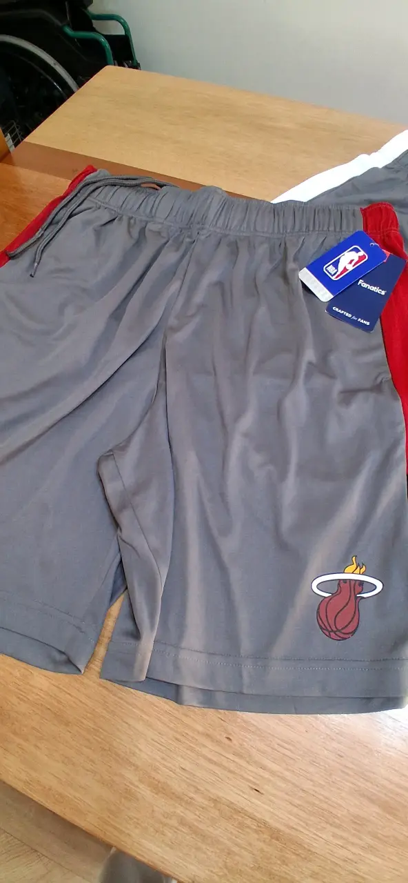 Shorts NBA grises con logos - 3